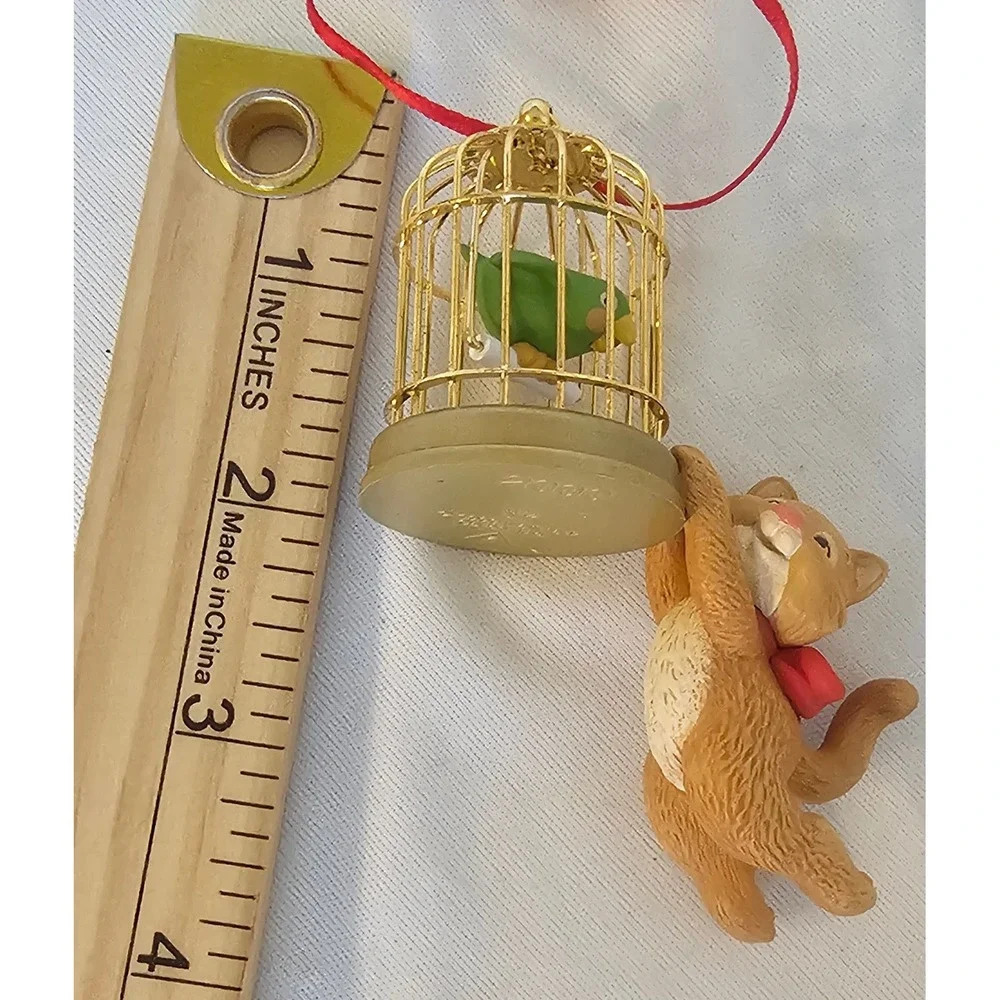 VTG 2000 Hallmark Keepsake Ornament Gold Cat Birdcage Green Bird Parakeet Tabby